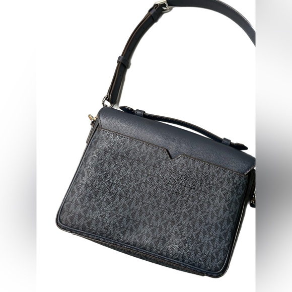 Michael Kors Blue shoulder purse, beautiful on the inside, silver clasp outside - Picture 3 of 10